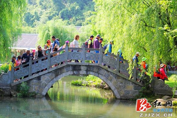 张家界黄龙洞景区进入旅游“红五月”  前4个月揽客30万人