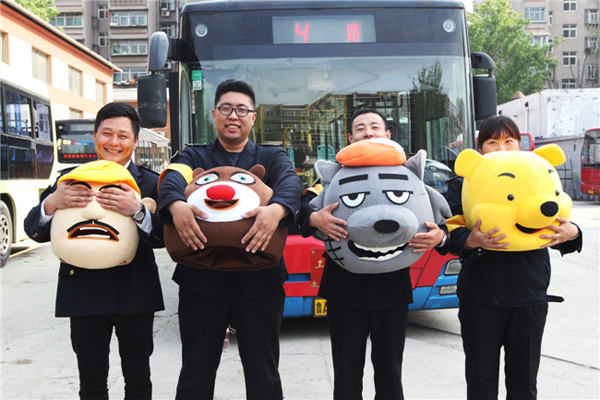 济南:公交司机搞笑模仿低头族 倡议放下手机多