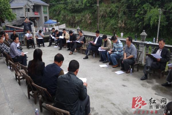 李卫国听取驻村扶贫工作组和乡村两级负责人汇报