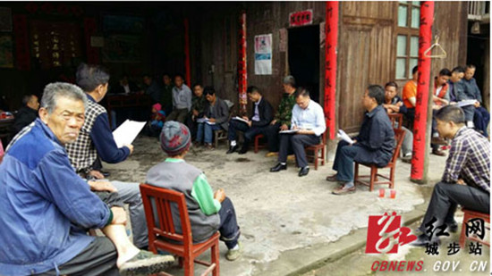 县委常委、政法委书记钟胤进召开扶贫调研现场会