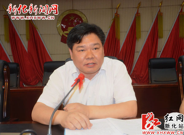 新化县委副书记邓敏炉主持会议