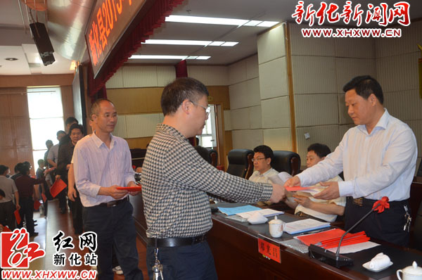 各乡镇场办、县直单位负责人向邓光吕递交责任状