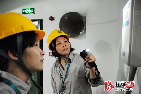 工作人员正在检查电缆夹层内排水泵工作是否正常