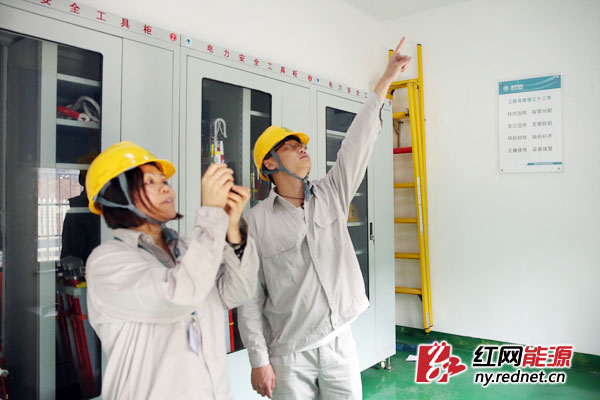 工作人员正在检查室内渗漏情况