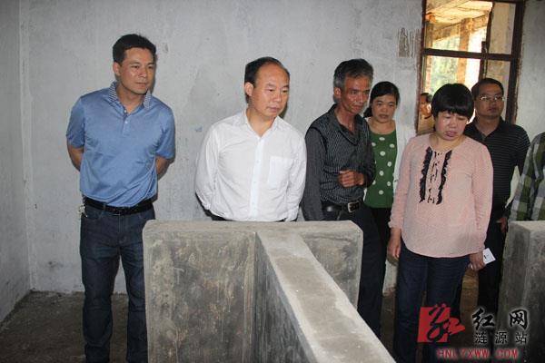 吴合群(左二)，谭秋姣(右二)察看渡头塘镇光芒村垃圾分类处理中心