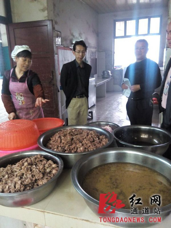 联合执法队在检查学校食堂饮食安全