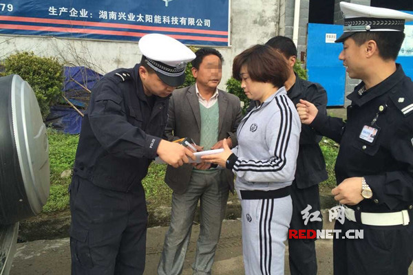 图为民警对其进行批评教育