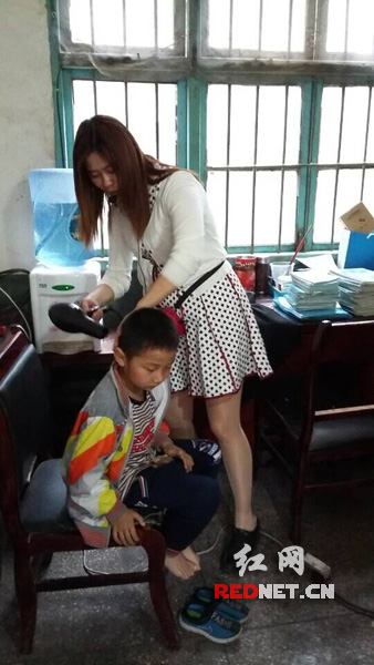 对衣裤、鞋袜打湿的学生要及时通知家长送衣服到学校替换或者烤干,谨防因受凉而感冒