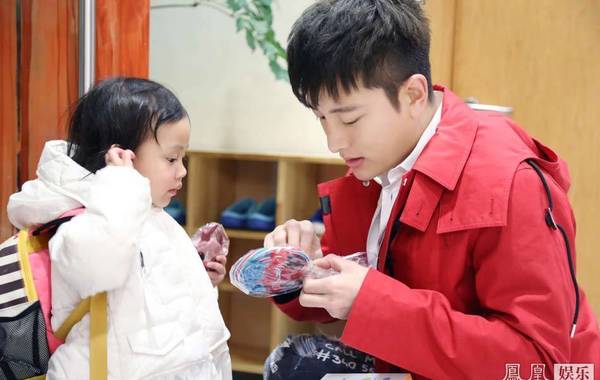 《爸爸回来了2》周六开播 甜馨奥莉首集回归笑