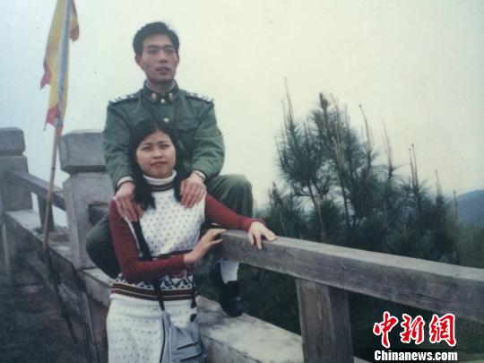 夫妻年轻时的合影。　陈燕 翻拍 摄