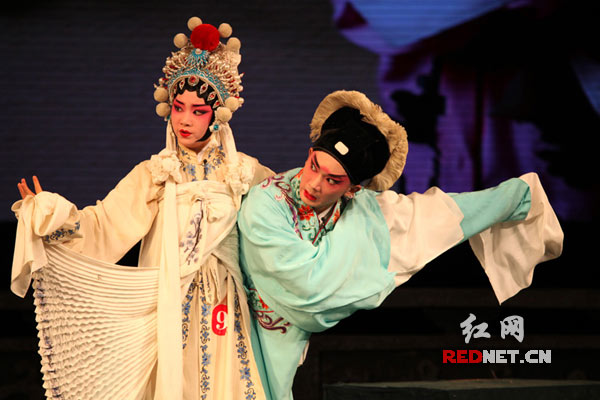 5月8曰，参赛选手在表演湘剧。