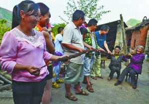 77岁老人从20岁开始留发头发长达3.75米（图）