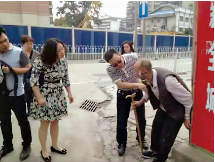 老人车前摔倒医生下车搀扶老人连喊“不是你撞的”