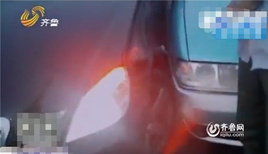 图为相撞的奔驰和出租车（视频截图）