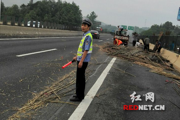 高速交警在现场维持交通秩序