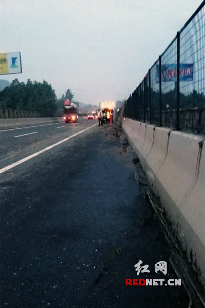 现场清理完毕道路恢复通行