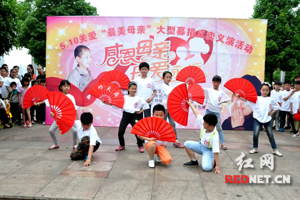 爱心义演助力“最美母亲”潘艳娇。