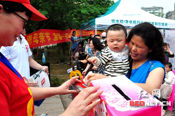 冷水江市民给“最美母亲”潘艳娇捐助善款。