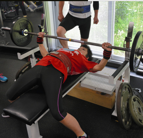 日本75岁高龄家庭主妇赢得卧推小组冠军(图)