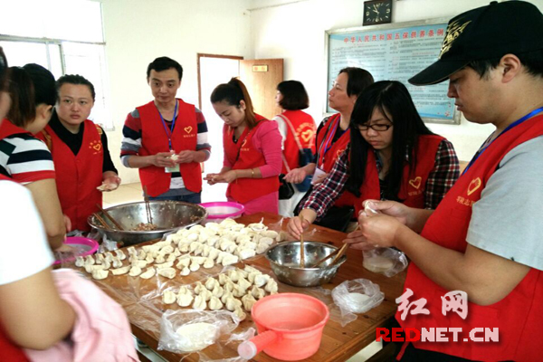 青年义工包饺子