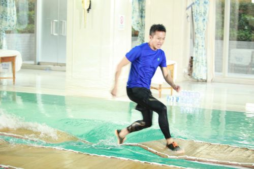 邓超再爆金句“弄啥类” 自称愿做“微鲜肉”