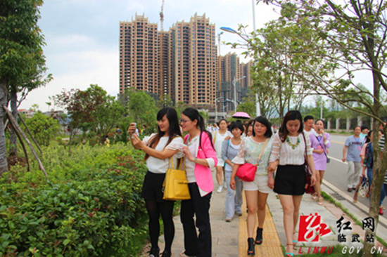 教师在沙溪游园等地参观感受县城新变化