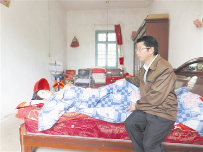 痴情男子娶高位截瘫女悉心照顾六年如一日（图）