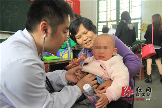 义务志愿者为患儿听诊