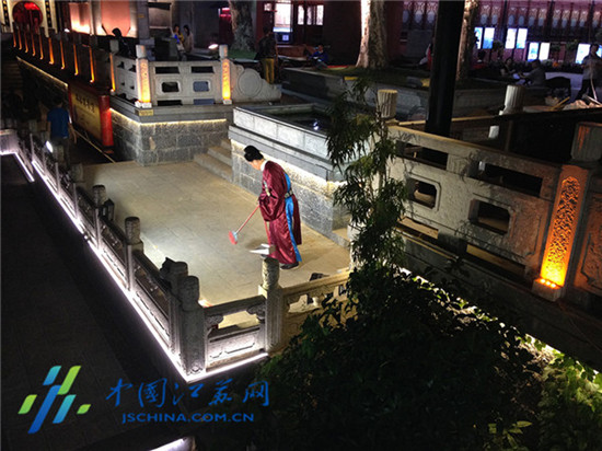 南京夫子庙环卫工穿太监服扫地游客：穿越了（图）