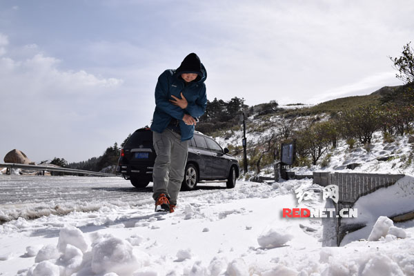 裹紧冲锋衣的游客在以脚丈量雪的厚度。