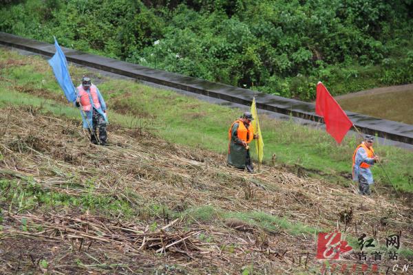巡查人员正在检查坝体安全