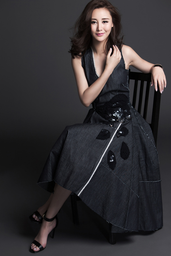 杜十五新曝写真露玉臂 着黑色长裙显知性女人味