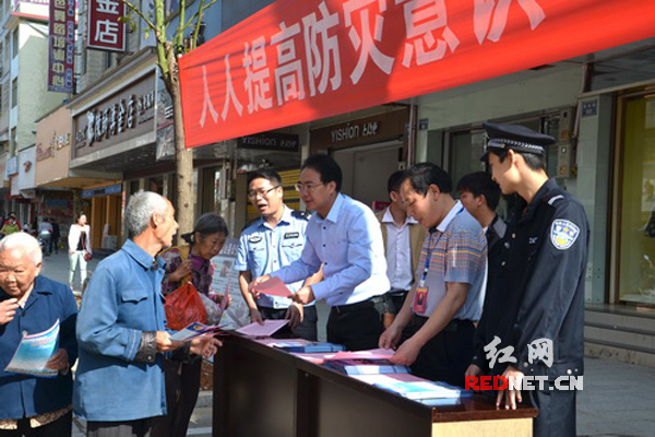 5月12日，蓝山县委副书记朱阳辉向市民解释应急知识