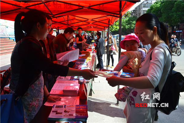 给市民发放宣传资料