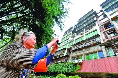 银发婆婆领头治住高空抛物楼下架摄像机盯防(图)