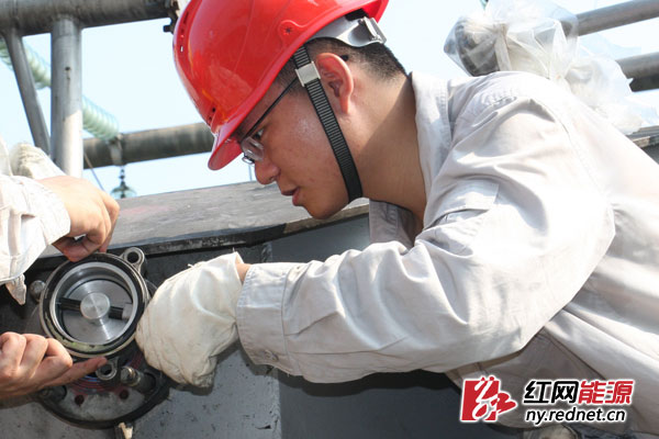 唐星昱参与主变吊罩大修