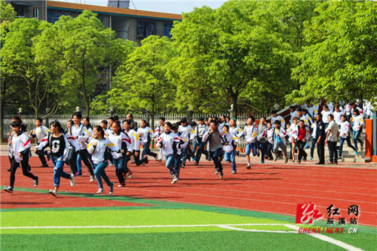 学生正在进行疏散演习