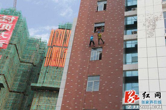 高空逃生演练：县委常委、常务副县长舒洪波(图左)示范演练