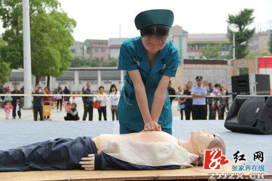 县人民医院应急救援分队队员进行徒手心肺复苏演练