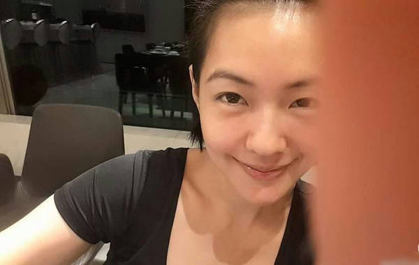 小S自拍,眼神慵懒。 5月11日,小S在微博晒出一组她与三个女儿的家中私照。图中她俯身陪女儿一同练琴,母女两人的神情都十分投入。网友纷纷留言感叹:小S是女神!!!看到你对生活如此热爱,我要向你学习。 小S微博附文:今天好开心,三个女儿都写卡片给我,我一边念一边哭,晚上带她们去散步,刚刚一边帮女儿吹头发一边问她们明天早餐要吃什么?好幸福喔!但也有网友留意到一张照片中小S脸上仍有淤青,网友留言关心:这张左边眼角明显还有伤啊以后一定要小心注意点。叮嘱小S出门运动要注意安全。