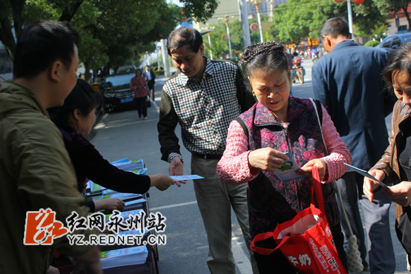 发放防灾减灾宣传资料