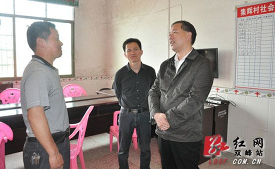 杨维〔右一〕到三塘铺镇调研软弱涣散基层党组织的整顿情况