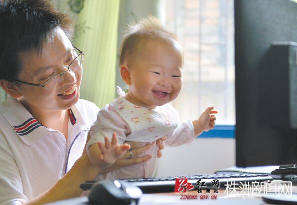 吃过午饭，小易抽个时间逗逗女儿