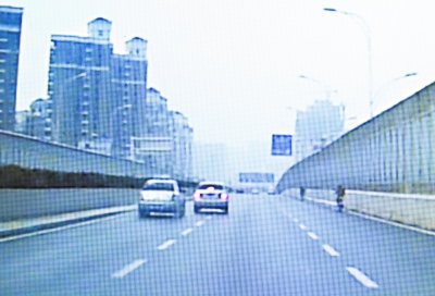 武汉二环上演100秒疯狂“斗车” 出租车头被撞烂