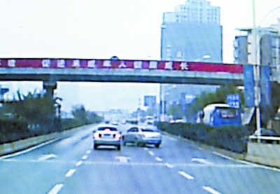 武汉二环上演100秒疯狂“斗车” 出租车头被撞烂