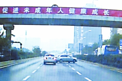武汉二环上演100秒疯狂“斗车” 出租车头被撞烂