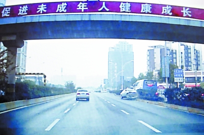 武汉二环上演100秒疯狂“斗车” 出租车头被撞烂