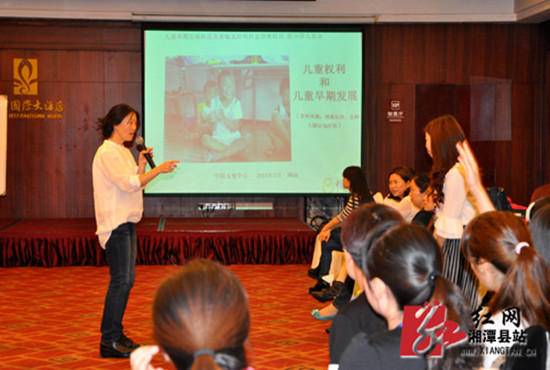 专家与学员们进行互动式教学