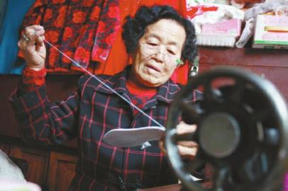 “布鞋奶奶”32年缝制上万双布鞋送给战士们(图)