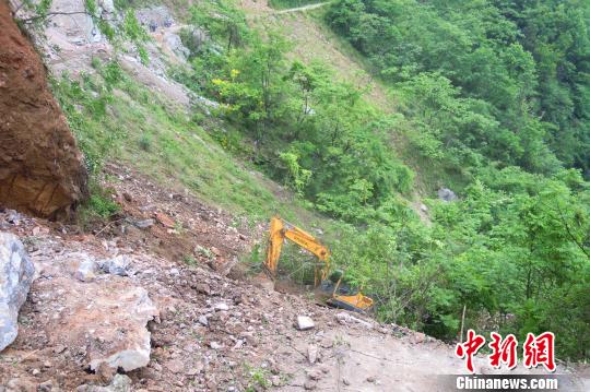 湖北长阳一巨石坠落砸毁道路气浪掀翻挖掘机
